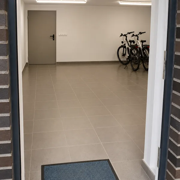 Abstellraum der Neuen Seelust in Bad Bederkesa mit abgestellten E-Bikes