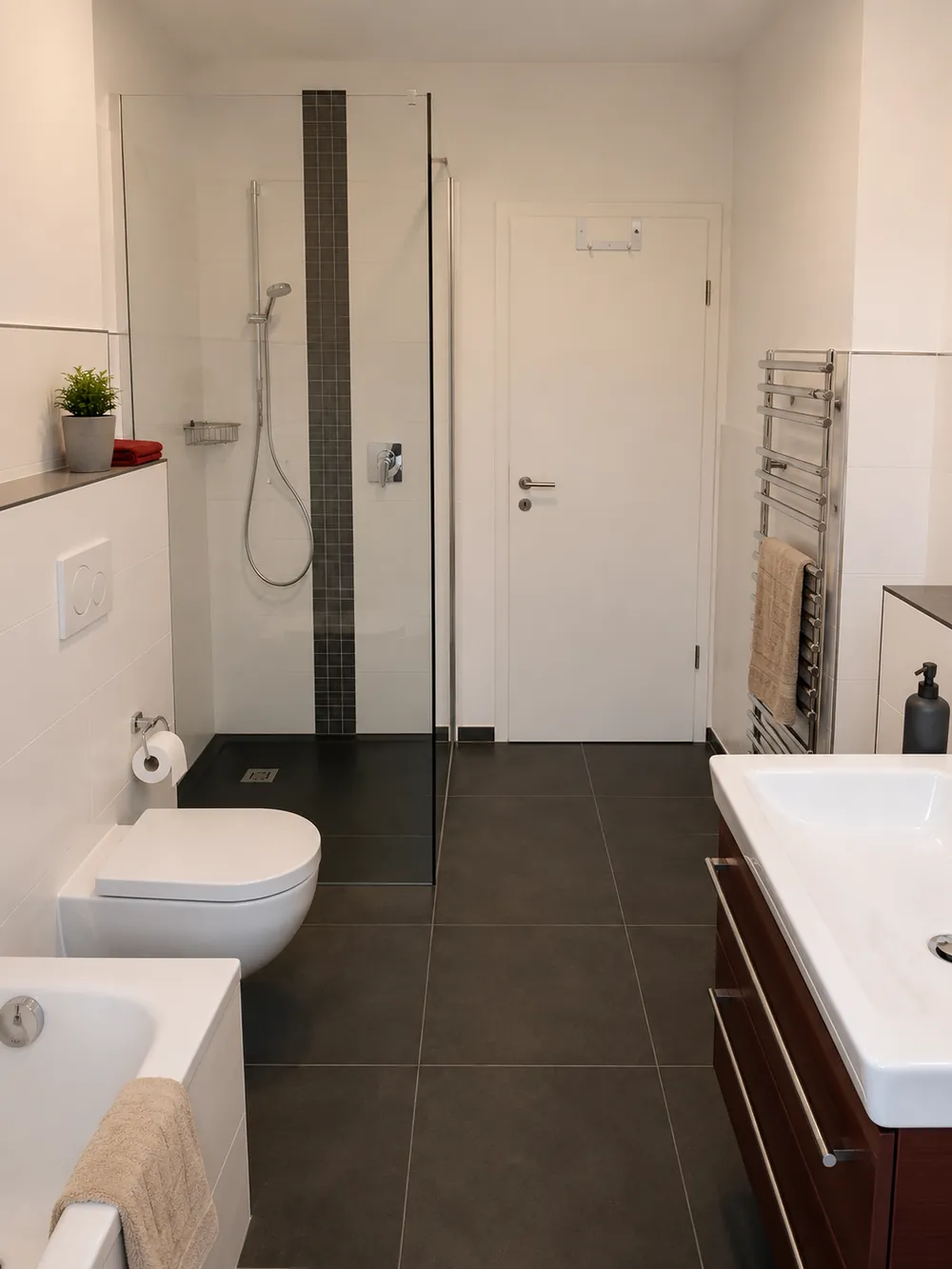Badezimmer mit Dusche, Wanne und WC in der Ferienwohnung „Rot“