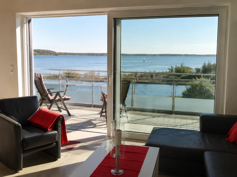 Blick vom Wohnbereich der Ferienwohnung „Grün“ über den Balkon auf den Bederkesaer See